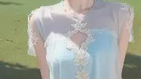 足球赛场挥舞手牌